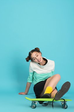 çılgın kız longboard ile poz