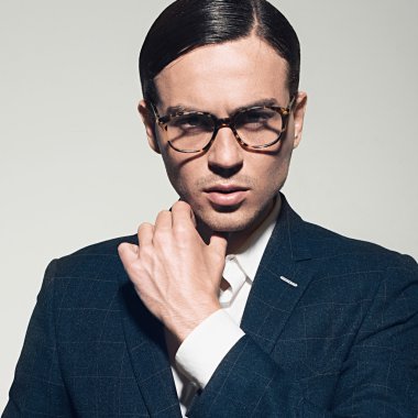 düşünceli bir bakışla elbiseli adam