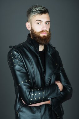 Sakallı yakışıklı genç