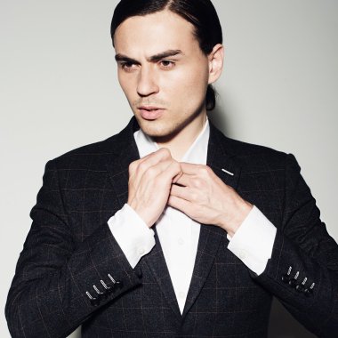 Takım elbiseli genç adam.