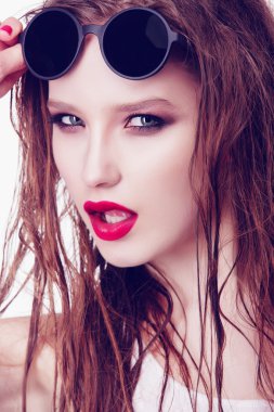 Profesyonel makyaj ile şık kadın