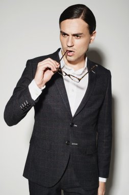 adam bir takım elbise ve gözlük