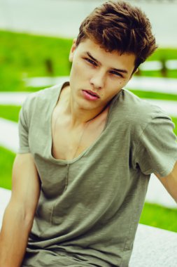 Yakışıklı genç adam.
