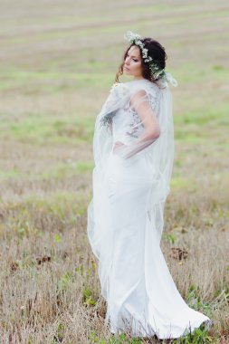 çelenk içinde genç gelin