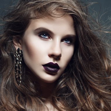 Gotik stili ile kız makyaj