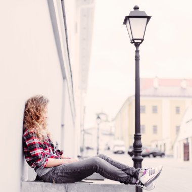 yerde oturan güzel kadın