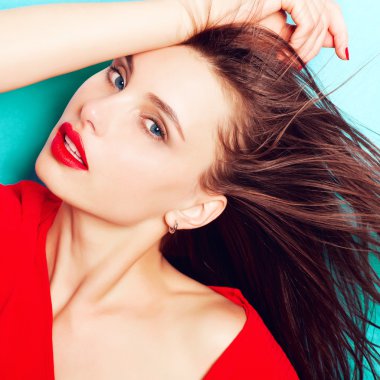 Kırmızı elbiseli esmer kadın