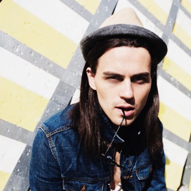 adam şapka ve güneş gözlüğü