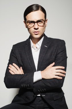 düşünceli bir bakışla elbiseli adam