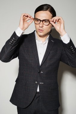 adam bir takım elbise ve gözlük