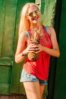 güzel kız ananas beraber eğlenelim