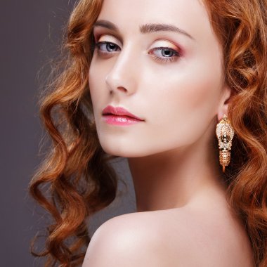 güzel bir kadınla altın küpeler