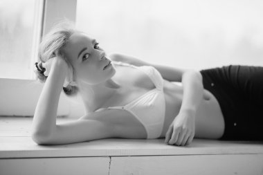 beyaz iç çamaşırı genç kadın