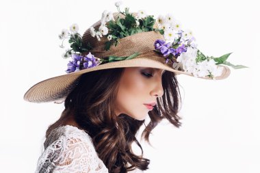 şapka ve çiçekler ile genç kız