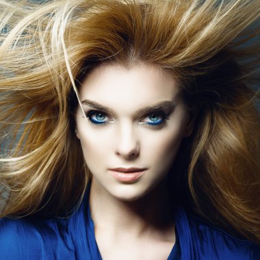 Güzel sarışın kadın.