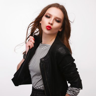 parlak makyajlı kız öpücük gösterir