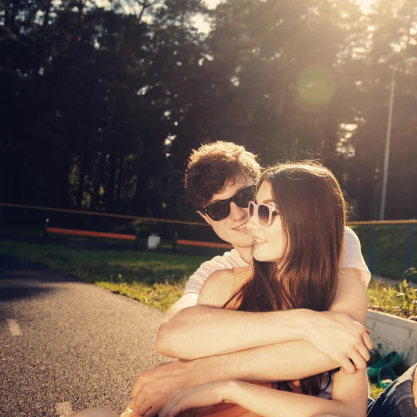 sevgi dolu çift parkta kucaklayan