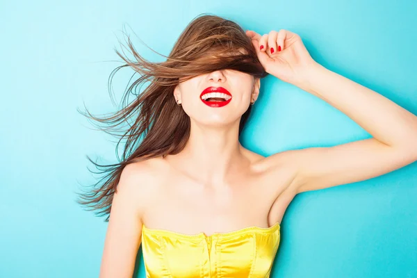 Retrato expressivo de uma mulher bonita — Fotografia de Stock