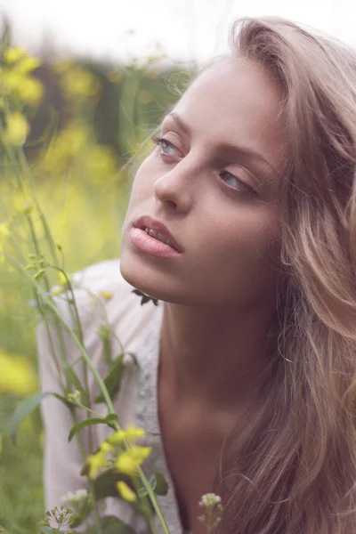 Chica rubia en un campo — Foto de Stock