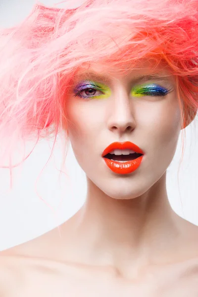 Modell ragyogó smink és rózsaszín haj — Stock Fotó
