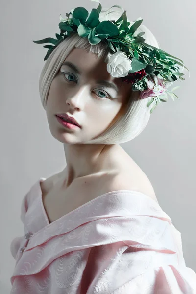 Vrouw met kort haar en een krans van bloemen — Stockfoto