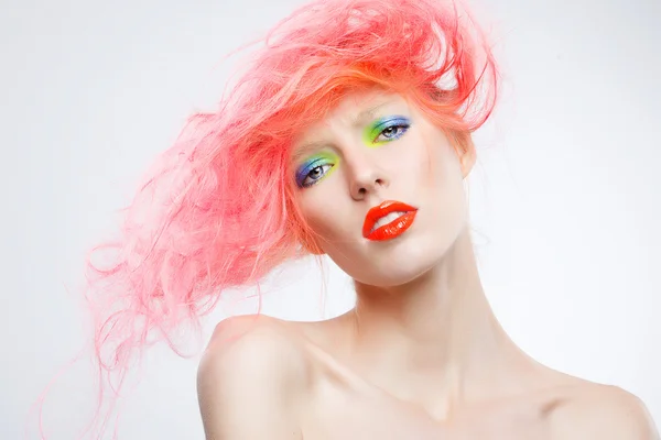 Model met lichte make-up en roze haren — Stockfoto