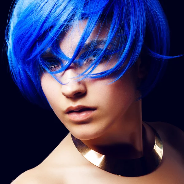 Bella ragazza con i capelli blu — Foto Stock