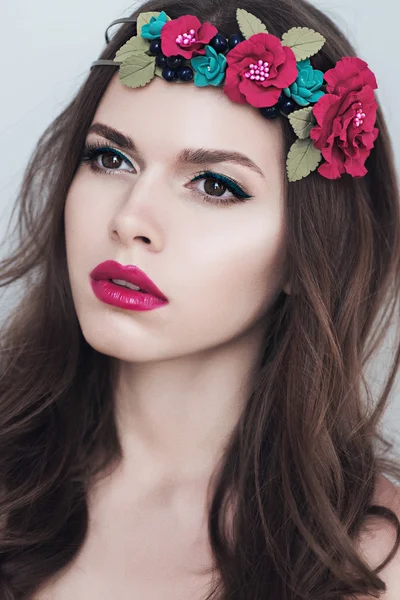 Frau mit hellem Make-up und Blumenkranz — Stockfoto