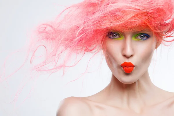 Model s růžovými vlasy a zářivě tvoří — Stock fotografie