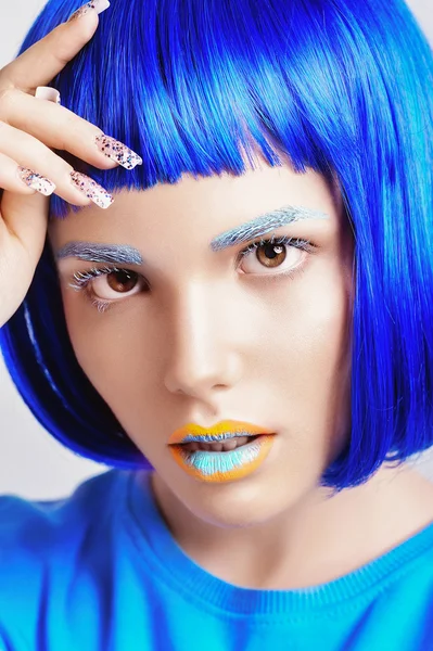 Dívka s modrými vlasy a manikúra — Stock fotografie