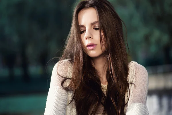 Brünette Frau mit langen Haaren — Stockfoto