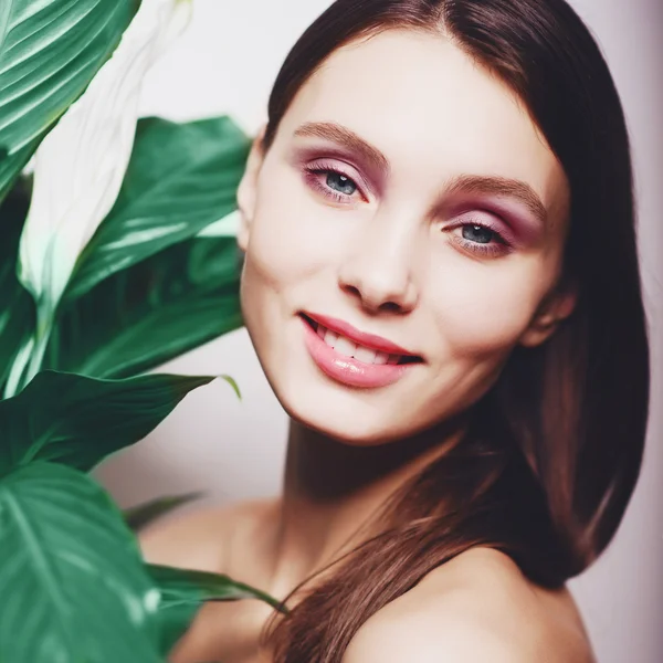 Menina bonita com flor verde — Fotografia de Stock