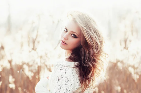 Blonde girl in a field — Stock Photo, Image