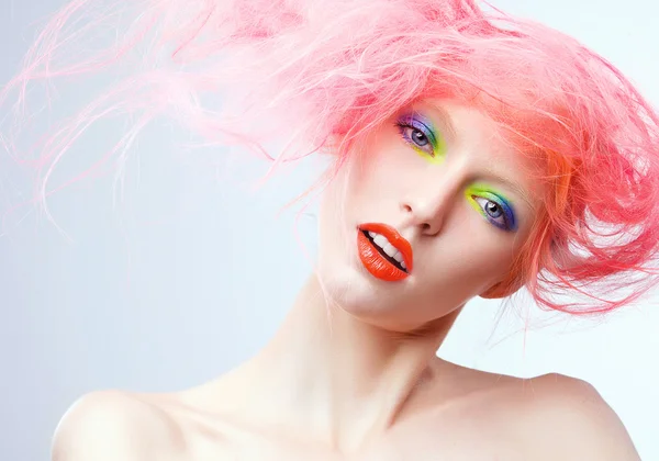 Modelo con maquillaje brillante y cabello rosa — Foto de Stock