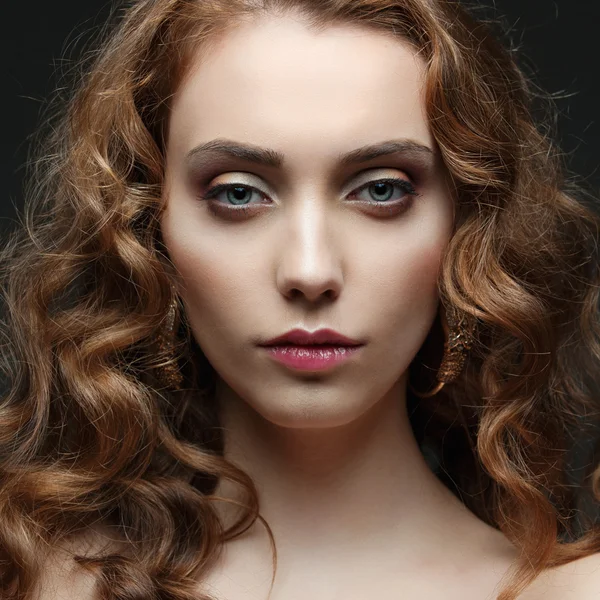 Chica con el pelo rizado rojo — Foto de Stock