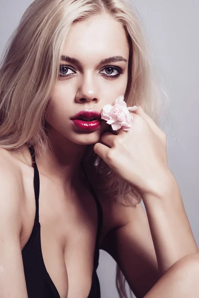 Blondine mit hellem Make-up — Stockfoto