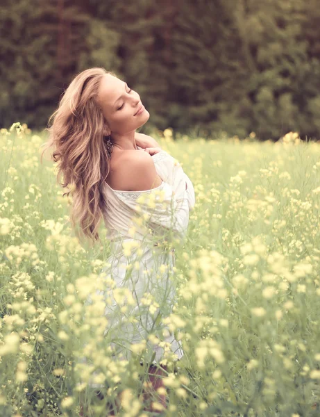 Blondes Mädchen auf einem Feld — Stockfoto