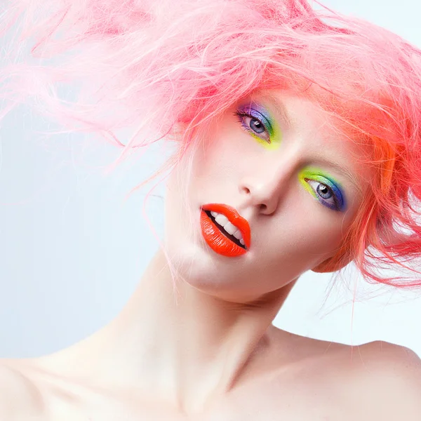 Modelo con maquillaje brillante y cabello rosa — Foto de Stock