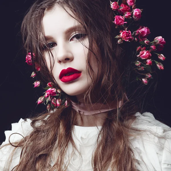 Chica joven con flores —  Fotos de Stock