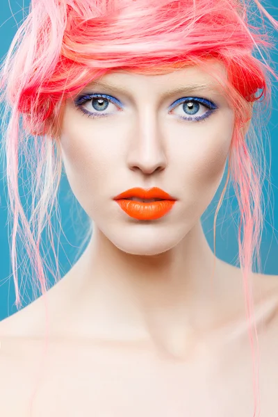 Modell ragyogó smink és rózsaszín haj — Stock Fotó