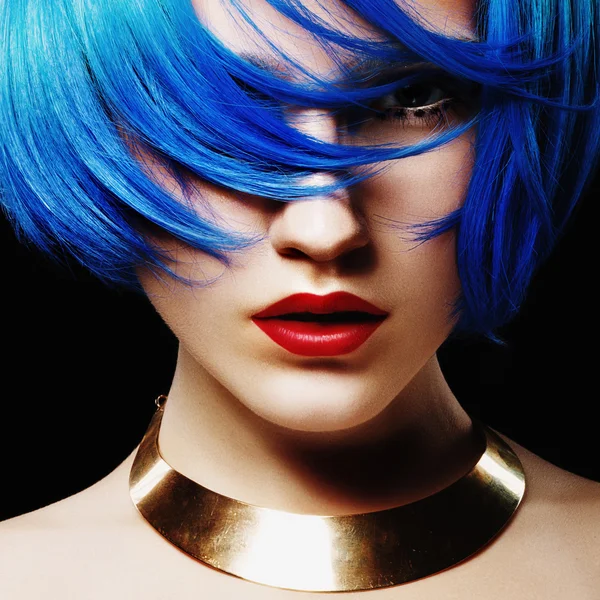 Bella ragazza con i capelli blu — Foto Stock