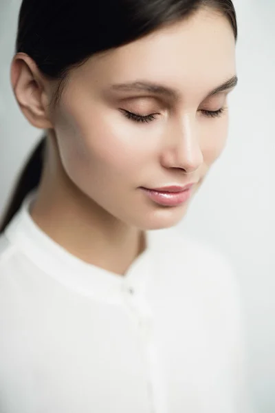 Mooie brunette vrouw met gesloten ogen — Stockfoto