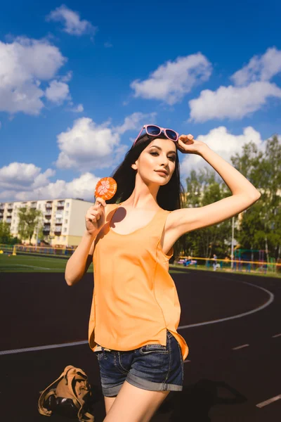 Mädchen im Freien mit Süßigkeiten — Stockfoto