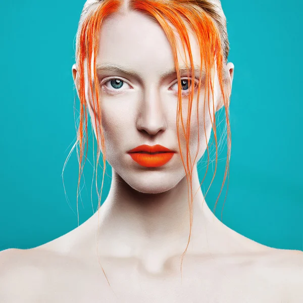 Žena s oranžovou rty a vlasy — Stock fotografie