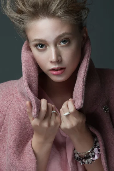 Retrato de mulher bonita — Fotografia de Stock