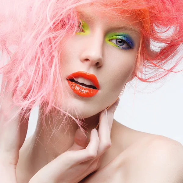 Modelo con maquillaje brillante y cabello rosa — Foto de Stock