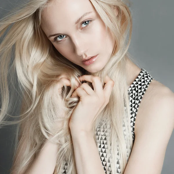 Blondine mit fliegendem Haar — Stockfoto