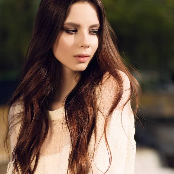 긴 머리와 갈색 머리 여자 — 스톡 사진