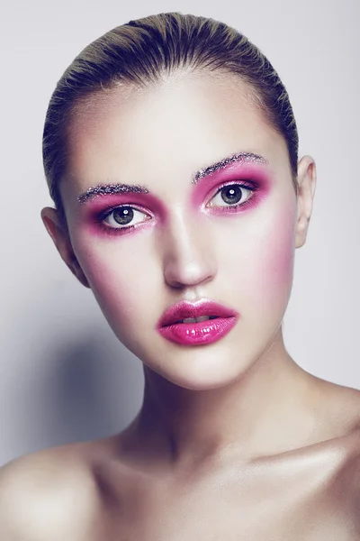 Chica con creativo rosa maquillaje — Foto de Stock