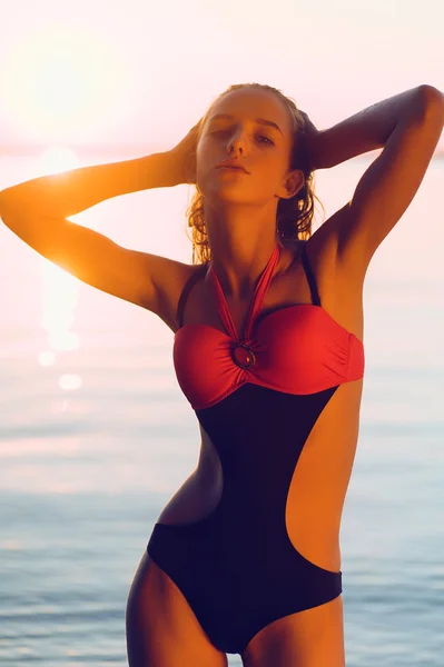 Mooie vrouw aan de kust — Stockfoto